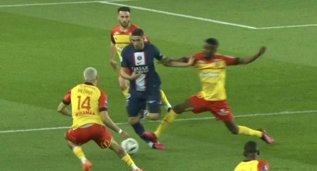 【法甲】姆巴佩传射梅西破门！巴黎主场3比1朗斯