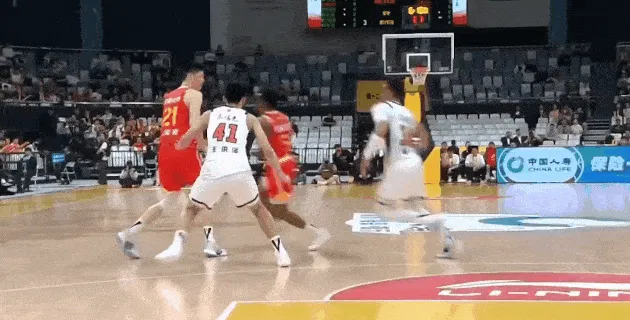 一打五！小巴里-布朗先过掉两人，再迎着三人防守高难度拉杆打进